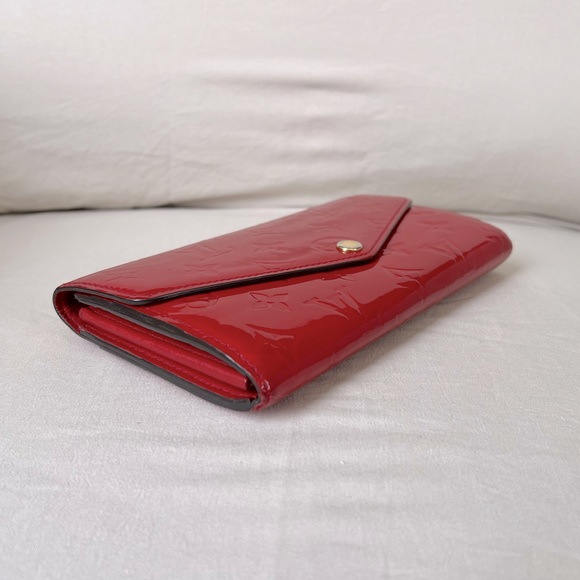 Authentic Louis Vuitton Red Vernis Sarah Wallet on Chain - Picture 4 of 15